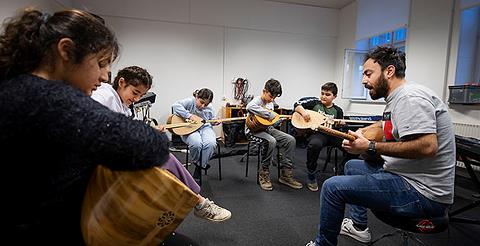 Billedet viser elever der i gang med at spille Orientalsk musik.